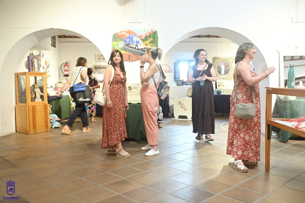 Tapicería, manualidades y creatividad en la exposición de los talleres de Acción Comunitaria en Tomelloso