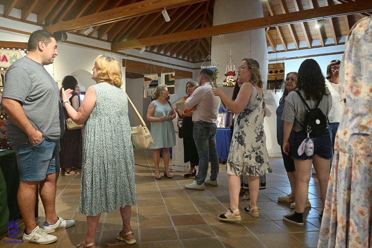 Tapicería, manualidades y creatividad en la exposición de los talleres de Acción Comunitaria en Tomelloso
