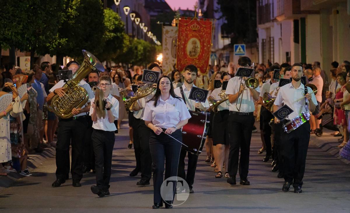 La Virgen del Carmen recorre un barrio volcado en una procesión bonita, sencilla y solemne