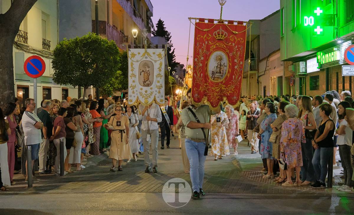 La Virgen del Carmen recorre un barrio volcado en una procesión bonita, sencilla y solemne