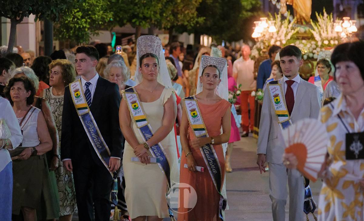La Virgen del Carmen recorre un barrio volcado en una procesión bonita, sencilla y solemne