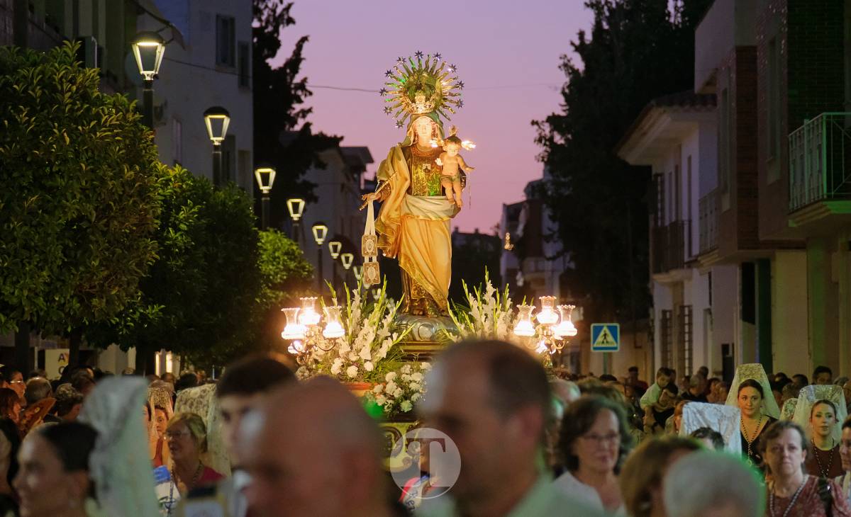 La Virgen del Carmen recorre un barrio volcado en una procesión bonita, sencilla y solemne