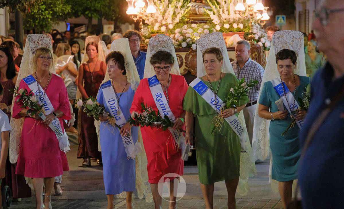 La Virgen del Carmen recorre un barrio volcado en una procesión bonita, sencilla y solemne