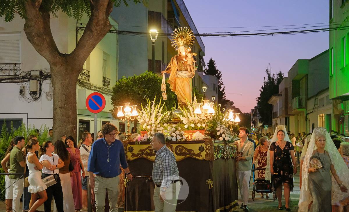 La Virgen del Carmen recorre un barrio volcado en una procesión bonita, sencilla y solemne