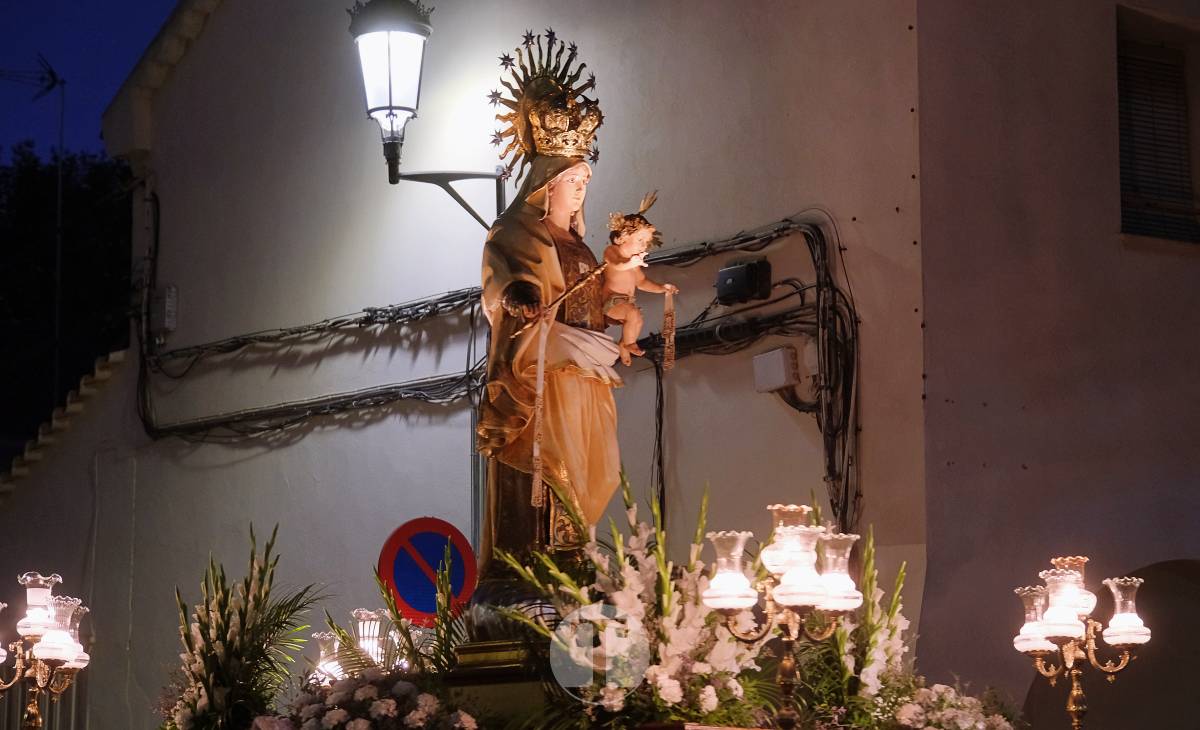 La Virgen del Carmen recorre un barrio volcado en una procesión bonita, sencilla y solemne
