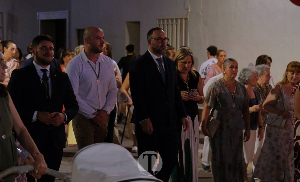 La Virgen del Carmen recorre un barrio volcado en una procesión bonita, sencilla y solemne