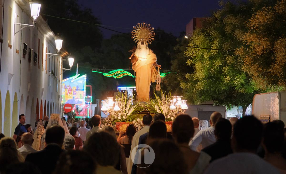 La Virgen del Carmen recorre un barrio volcado en una procesión bonita, sencilla y solemne