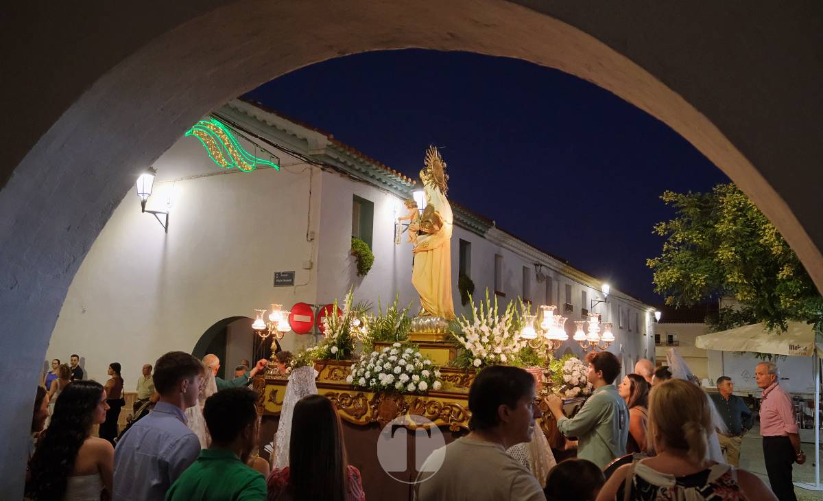 La Virgen del Carmen recorre un barrio volcado en una procesión bonita, sencilla y solemne