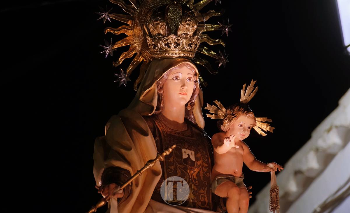 La Virgen del Carmen recorre un barrio volcado en una procesión bonita, sencilla y solemne