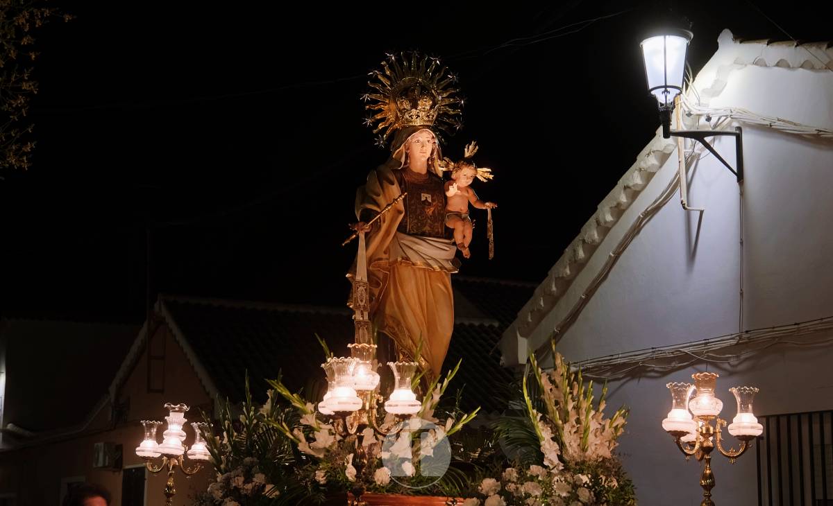 La Virgen del Carmen recorre un barrio volcado en una procesión bonita, sencilla y solemne