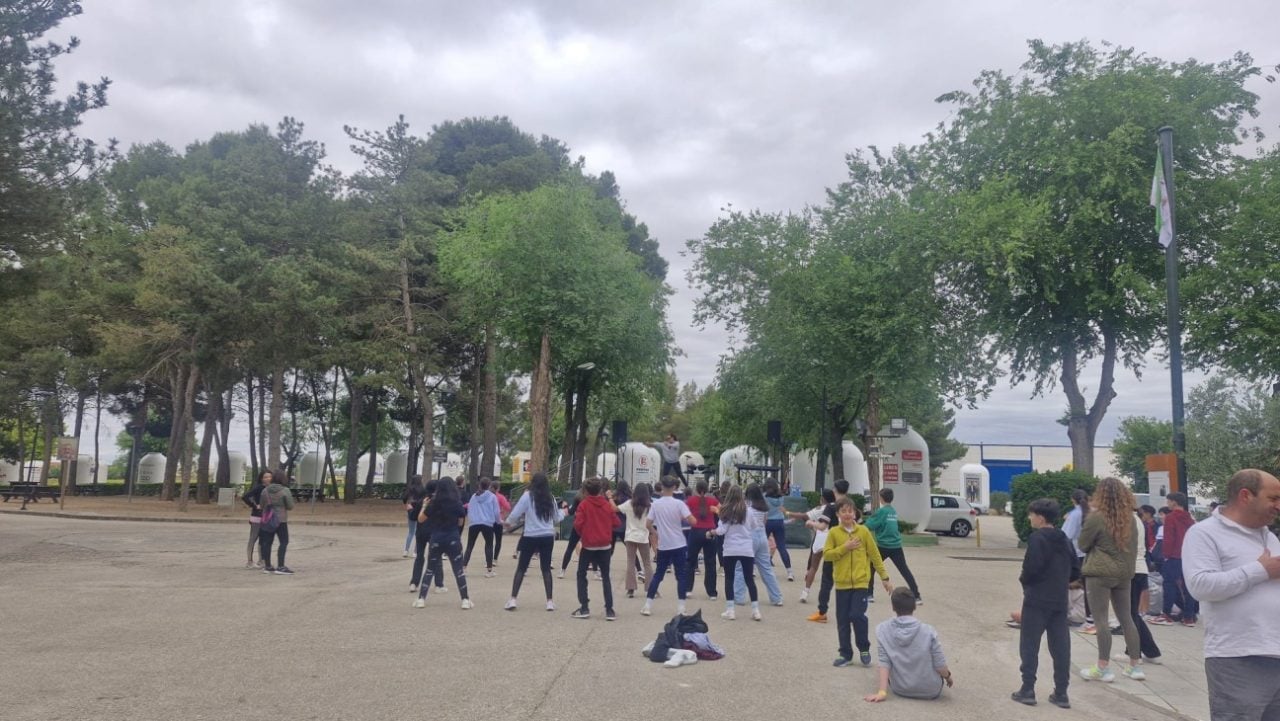 El IES Airén de Tomelloso recauda fondos para Menudos Corazones y TEAcompaño CLM tras una marcha solidaria