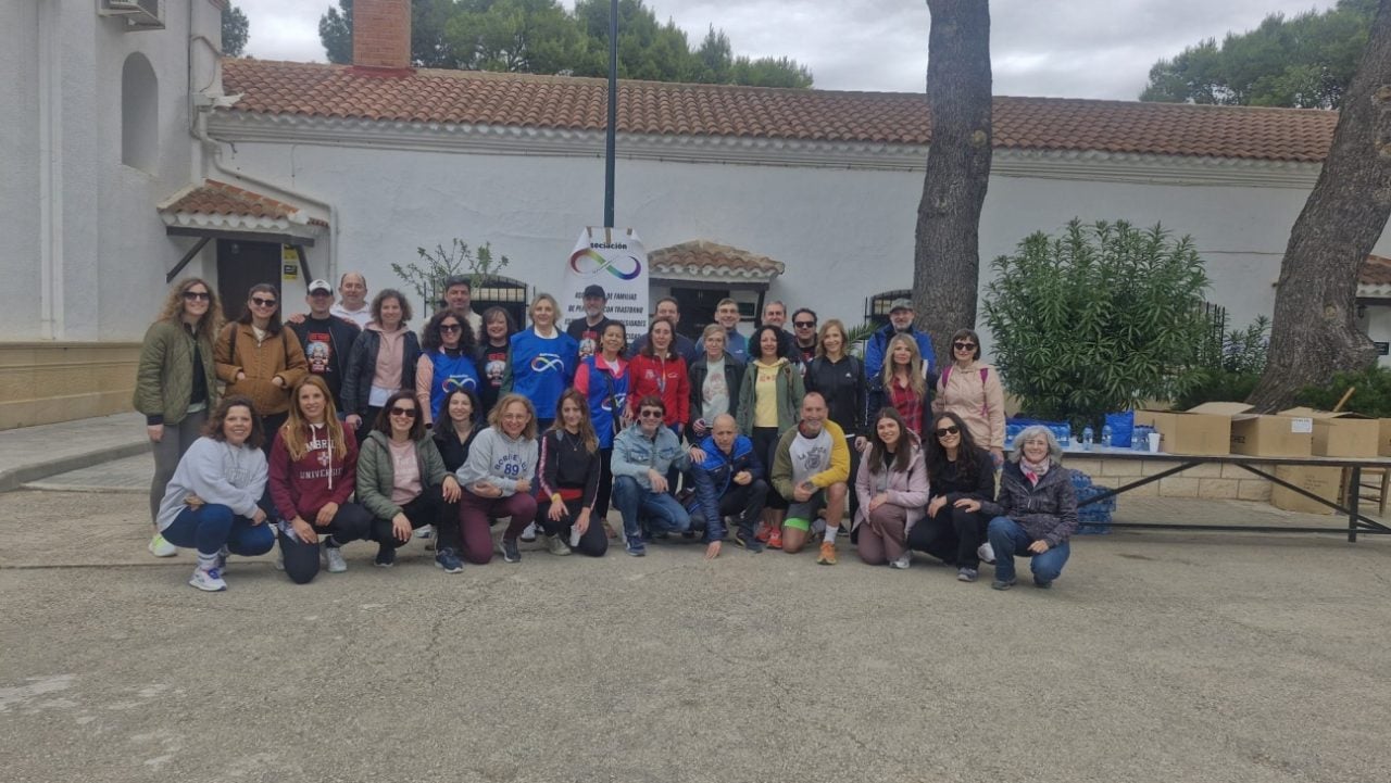 El IES Airén de Tomelloso recauda fondos para Menudos Corazones y TEAcompaño CLM tras una marcha solidaria