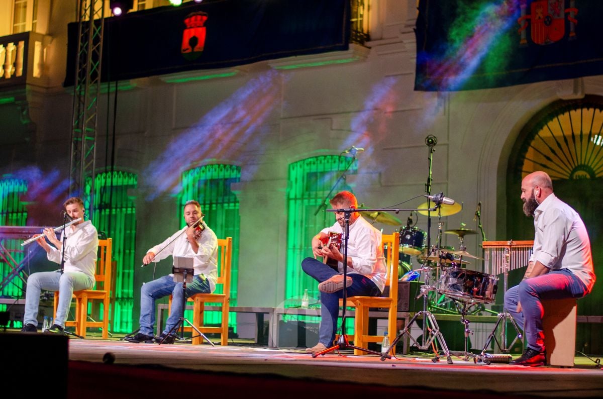 Chemi se gana a la Plaza de España en una noche de Feria en Tomelloso