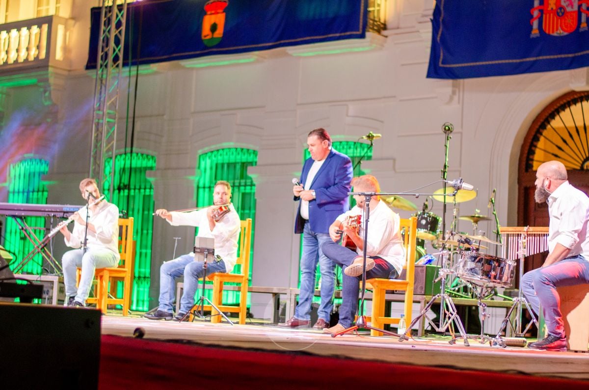 Chemi se gana a la Plaza de España en una noche de Feria en Tomelloso