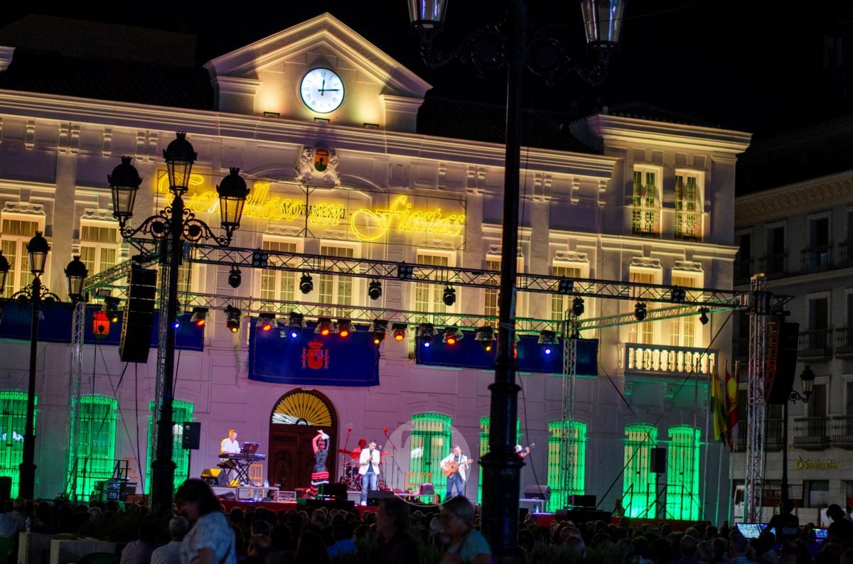 Chemi se gana a la Plaza de España en una noche de Feria en Tomelloso