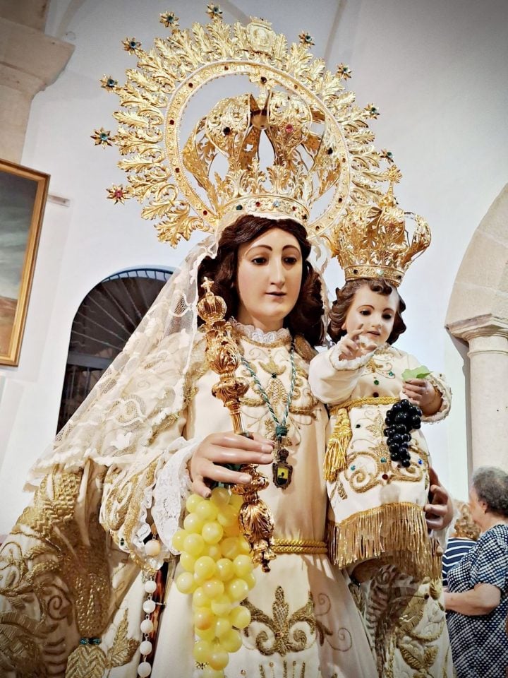 La Virgen de las Viñas ya luce sus galas para la Feria de Tomelloso 2026