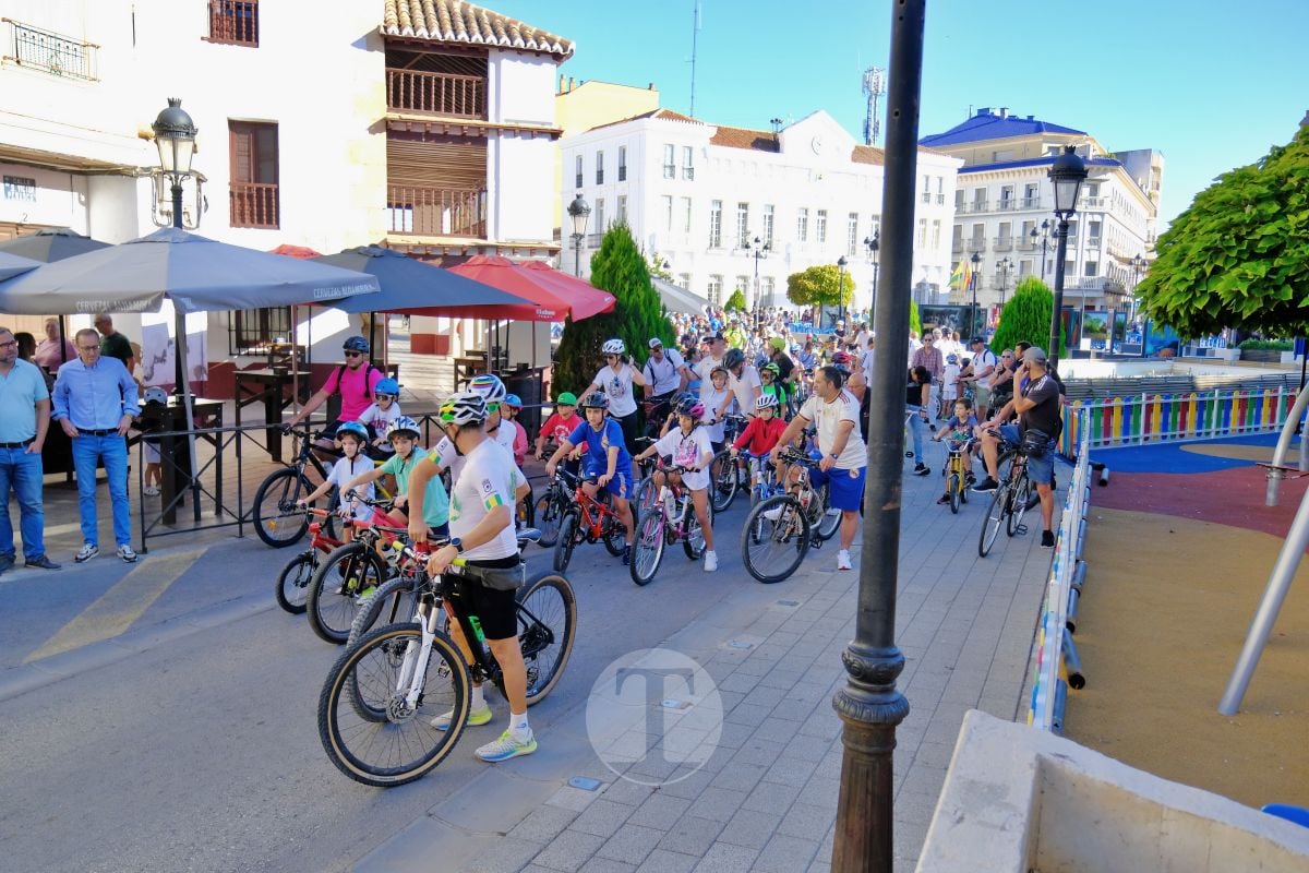 Cientos de vecinos disfrutan en Tomelloso de una multitudinaria jornada del Día de la Bici