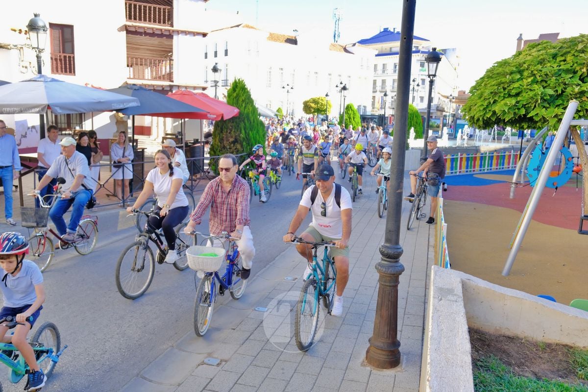 Cientos de vecinos disfrutan en Tomelloso de una multitudinaria jornada del Día de la Bici