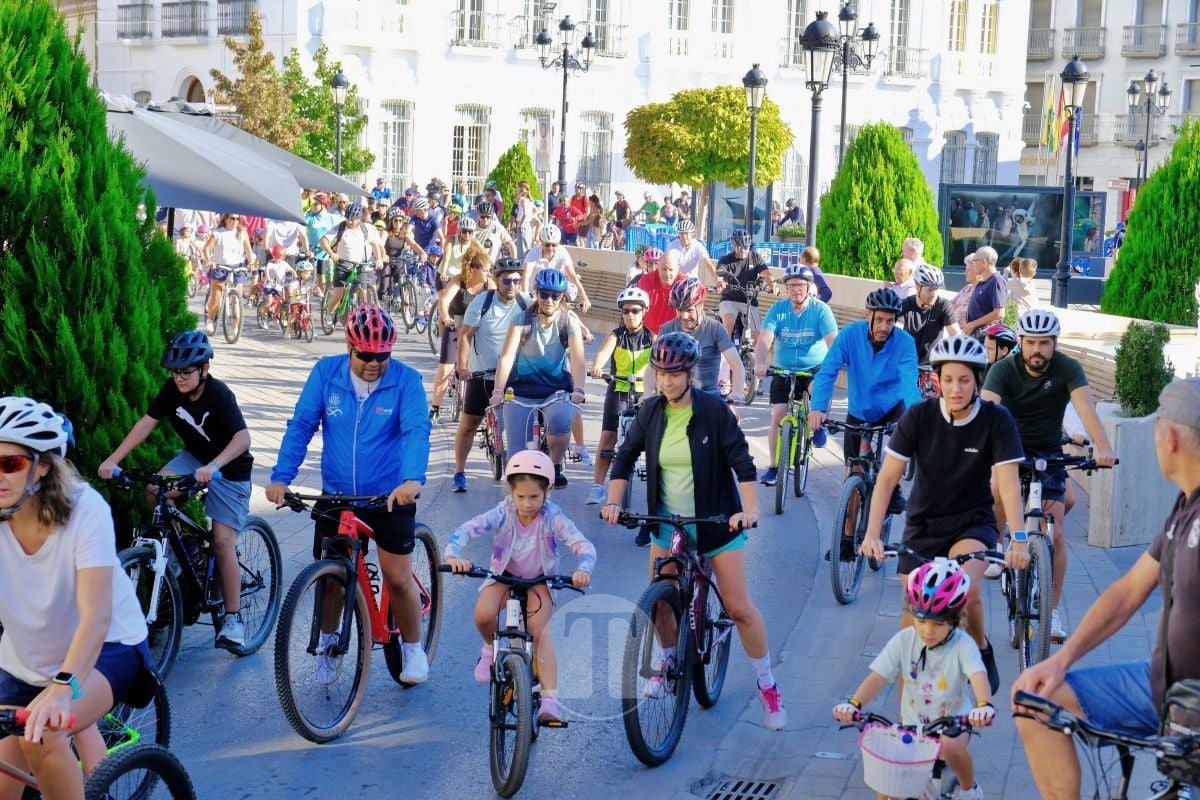 Cientos de vecinos disfrutan en Tomelloso de una multitudinaria jornada del Día de la Bici