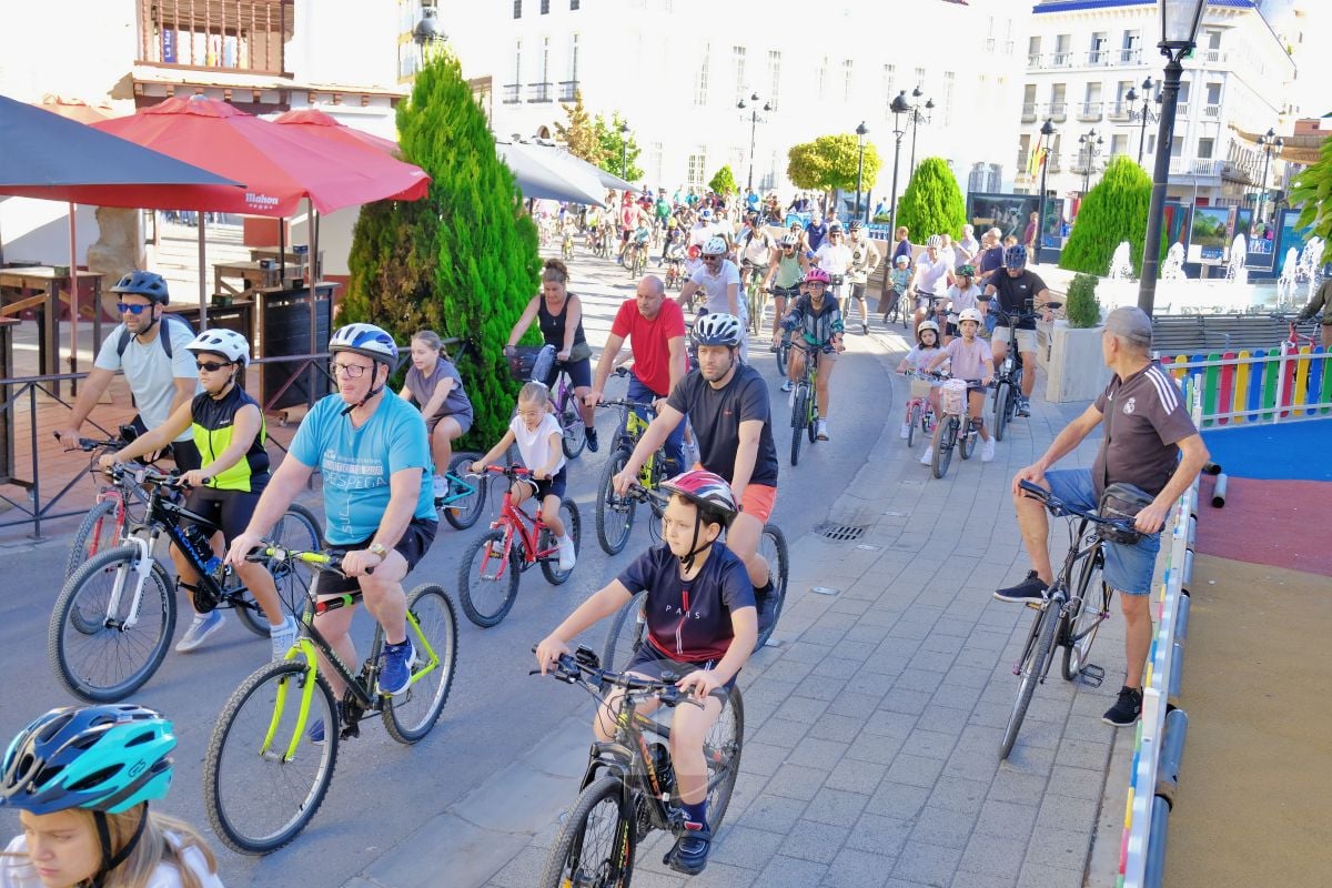 Cientos de vecinos disfrutan en Tomelloso de una multitudinaria jornada del Día de la Bici