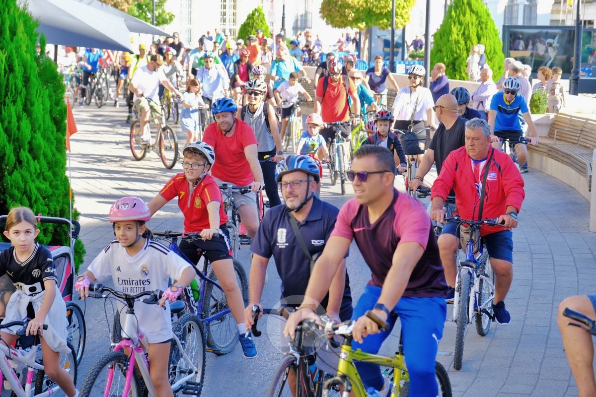 Cientos de vecinos disfrutan en Tomelloso de una multitudinaria jornada del Día de la Bici