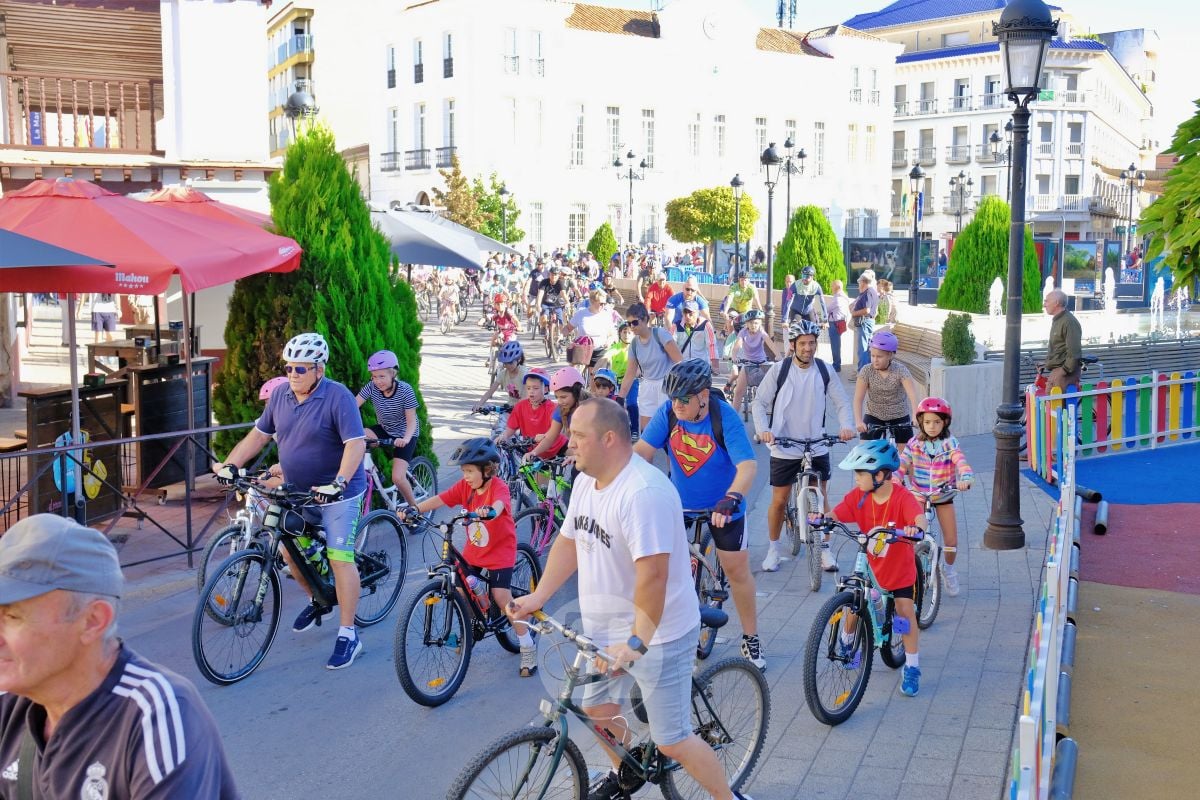 Cientos de vecinos disfrutan en Tomelloso de una multitudinaria jornada del Día de la Bici