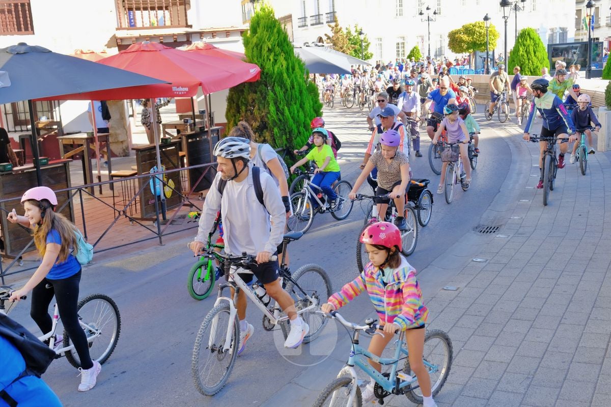 Cientos de vecinos disfrutan en Tomelloso de una multitudinaria jornada del Día de la Bici
