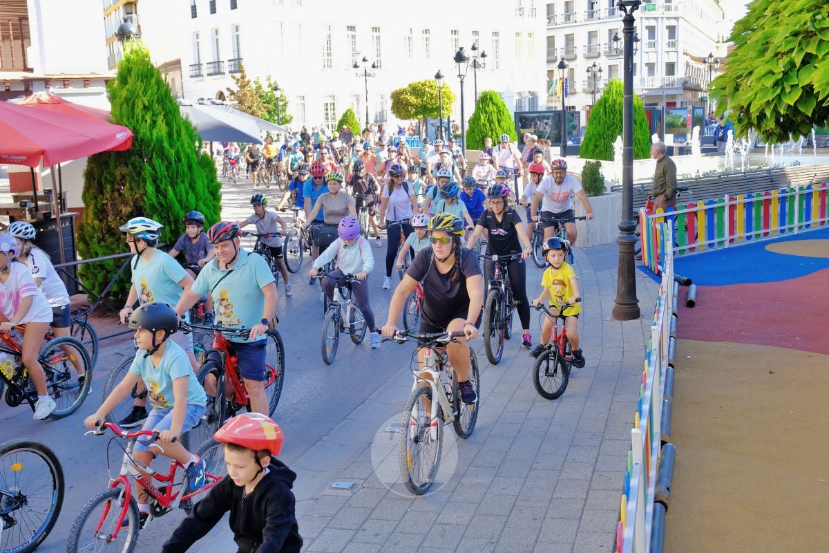 Cientos de vecinos disfrutan en Tomelloso de una multitudinaria jornada del Día de la Bici