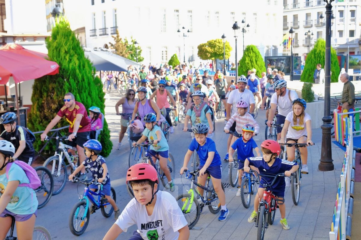 Cientos de vecinos disfrutan en Tomelloso de una multitudinaria jornada del Día de la Bici