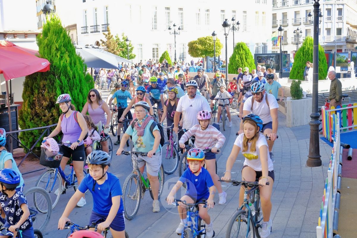 Cientos de vecinos disfrutan en Tomelloso de una multitudinaria jornada del Día de la Bici