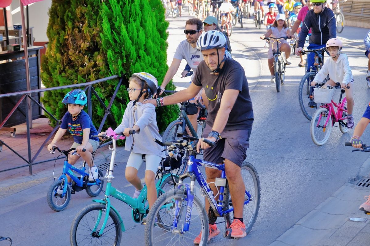 Cientos de vecinos disfrutan en Tomelloso de una multitudinaria jornada del Día de la Bici