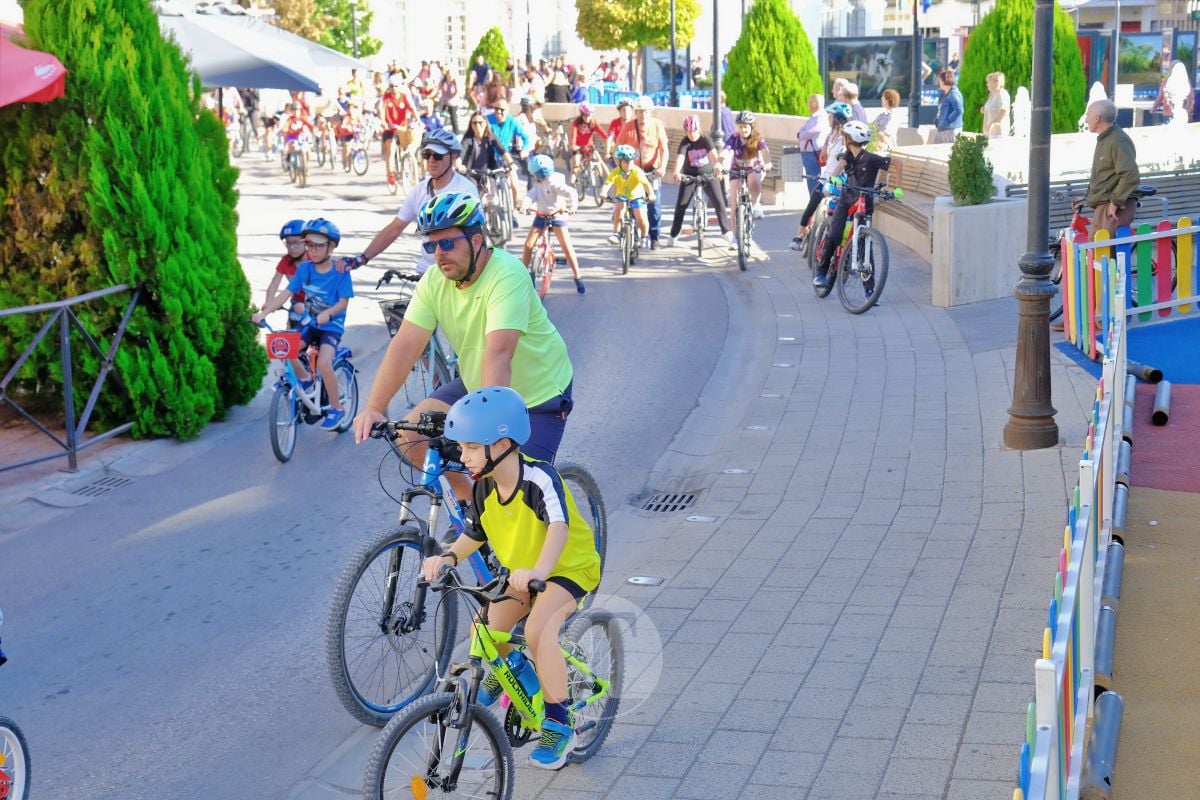 Cientos de vecinos disfrutan en Tomelloso de una multitudinaria jornada del Día de la Bici