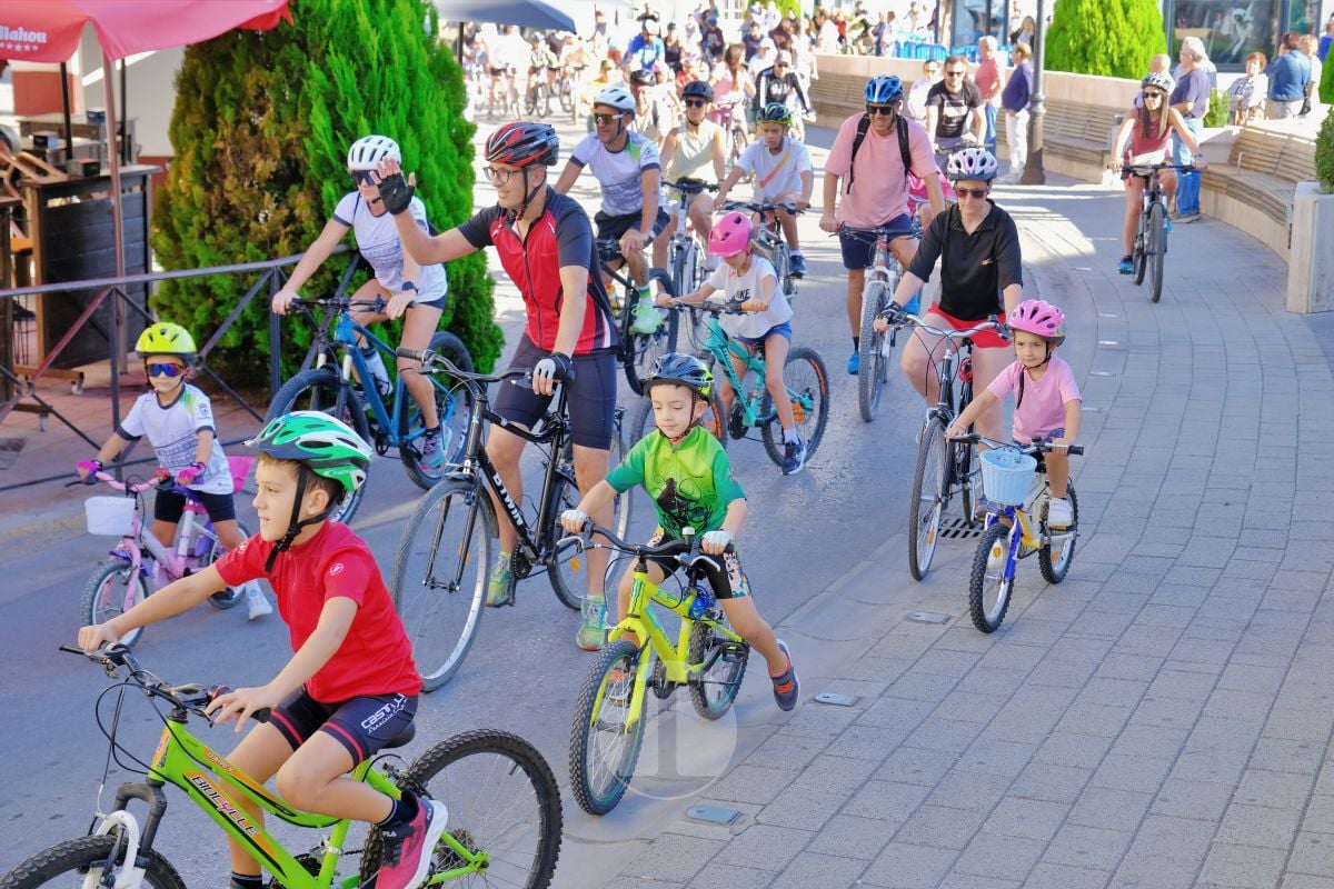 Cientos de vecinos disfrutan en Tomelloso de una multitudinaria jornada del Día de la Bici