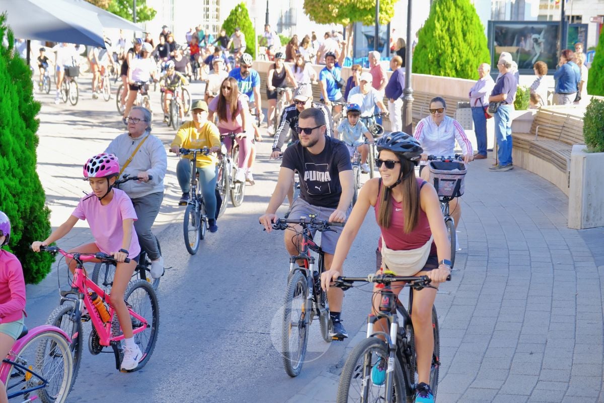 Cientos de vecinos disfrutan en Tomelloso de una multitudinaria jornada del Día de la Bici