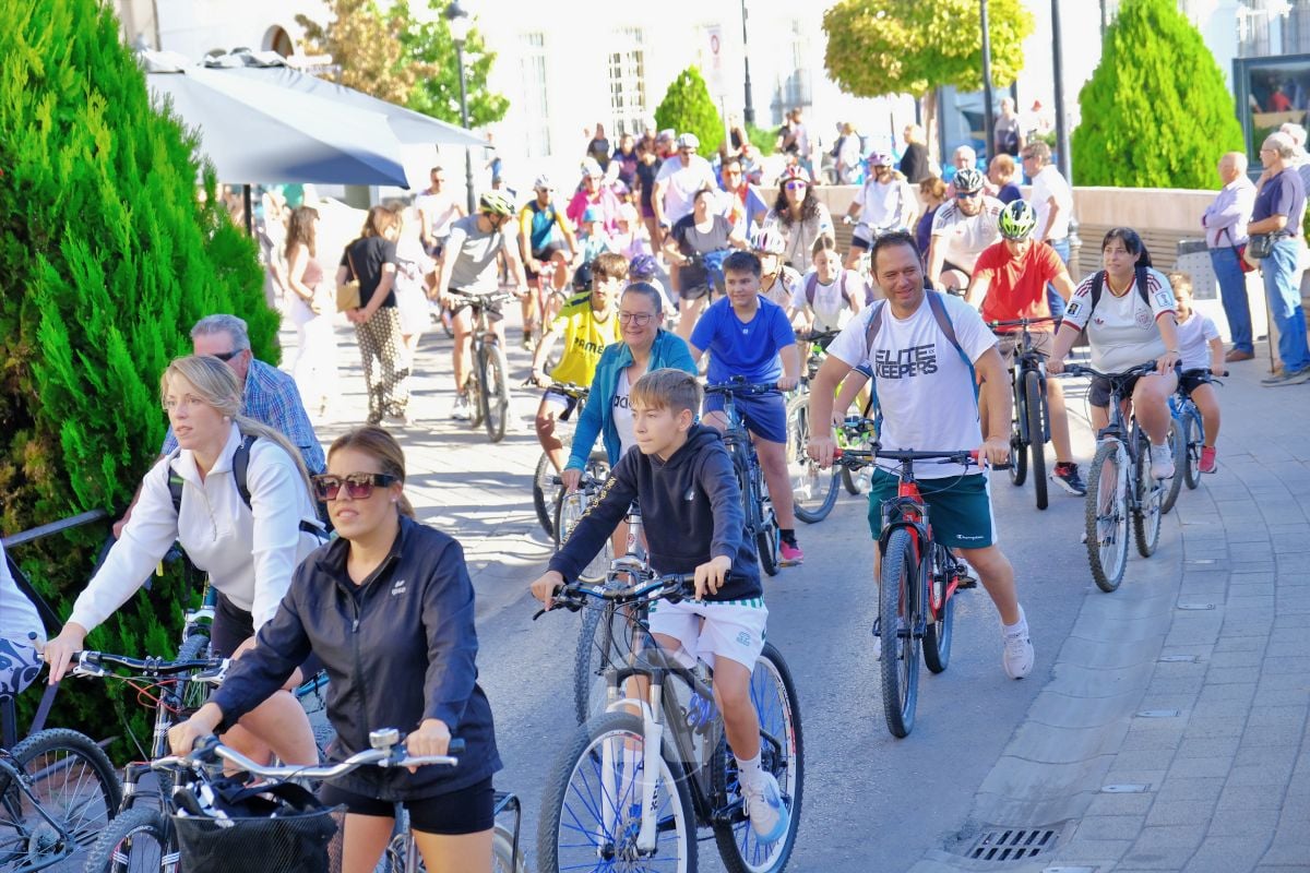 Cientos de vecinos disfrutan en Tomelloso de una multitudinaria jornada del Día de la Bici