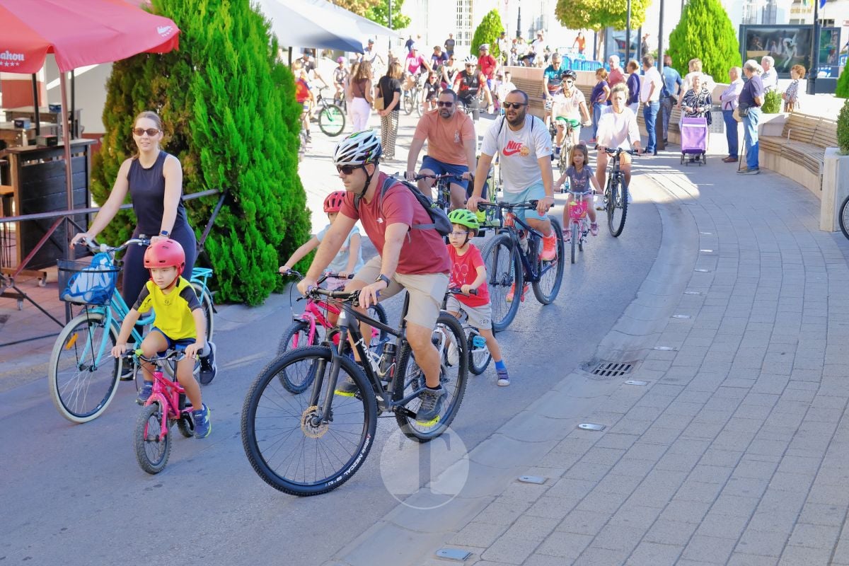 Cientos de vecinos disfrutan en Tomelloso de una multitudinaria jornada del Día de la Bici