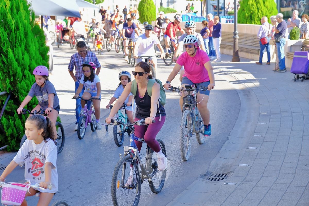 Cientos de vecinos disfrutan en Tomelloso de una multitudinaria jornada del Día de la Bici