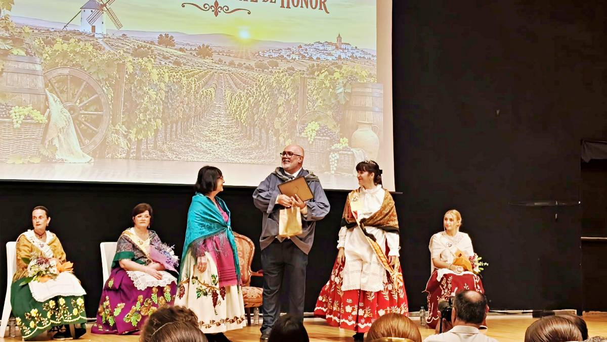 Alejandro Ramírez lleva las raíces de Tomelloso al pregón de la Fiesta de la Vendimia de Benidorm
