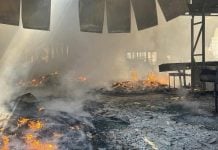 Un gran incendio devora una nave de pistachos, melón y sandías en Cinco Casas