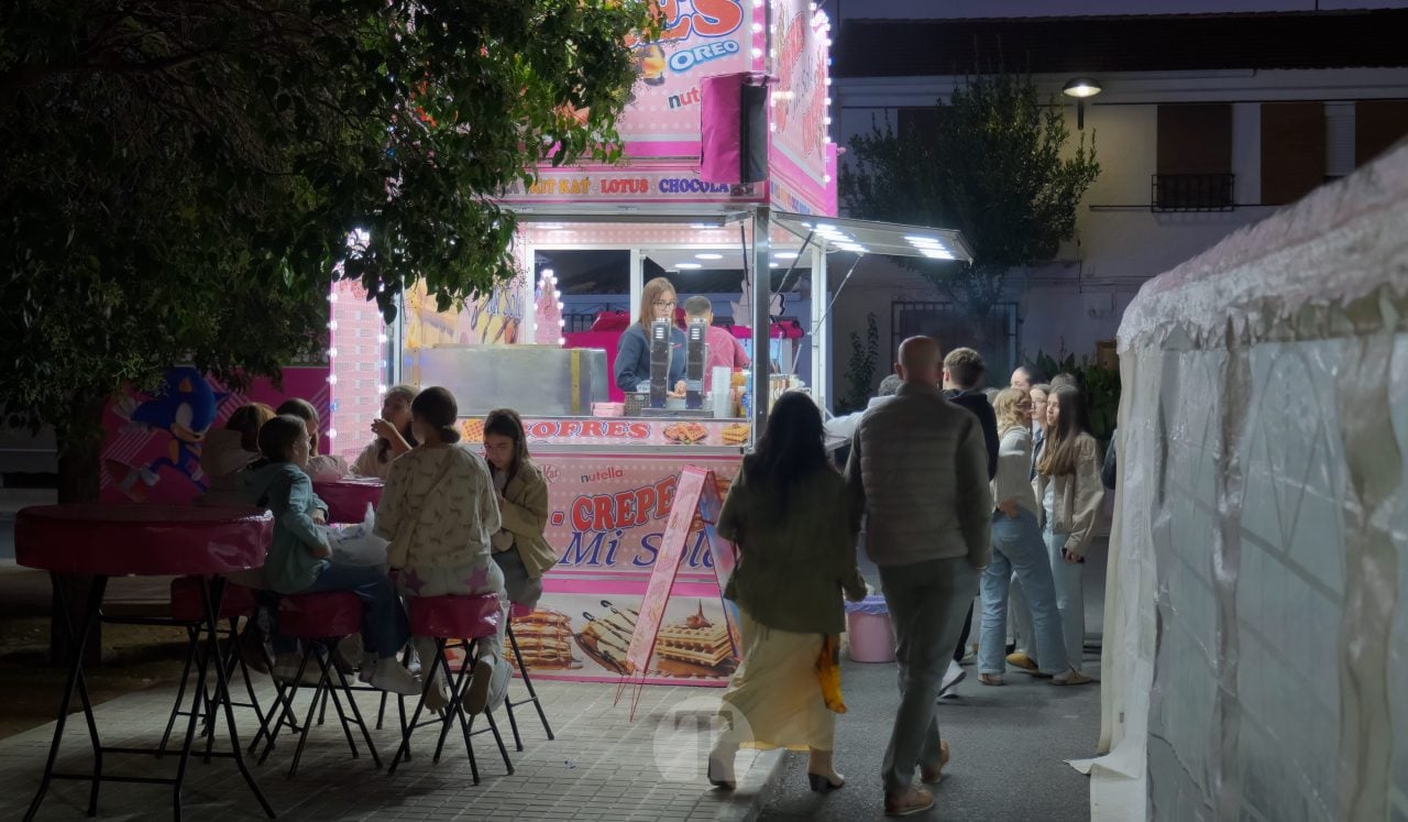 El Barrio del Pilar saca las sillas a la calle y los recuerdos a pasear