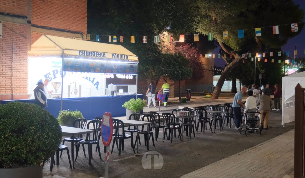 El Barrio del Pilar saca las sillas a la calle y los recuerdos a pasear