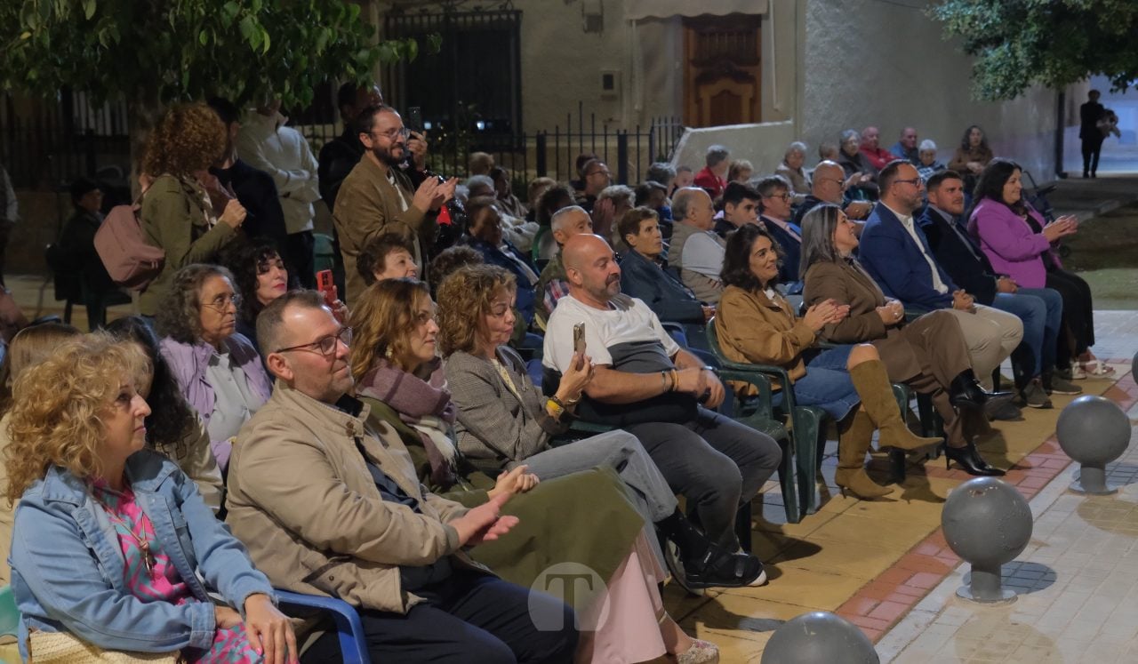 El Barrio del Pilar saca las sillas a la calle y los recuerdos a pasear