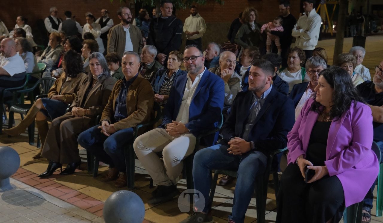El Barrio del Pilar saca las sillas a la calle y los recuerdos a pasear