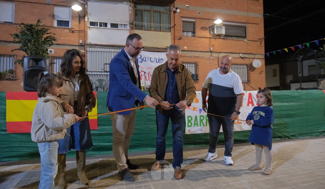 El Barrio del Pilar saca las sillas a la calle y los recuerdos a pasear