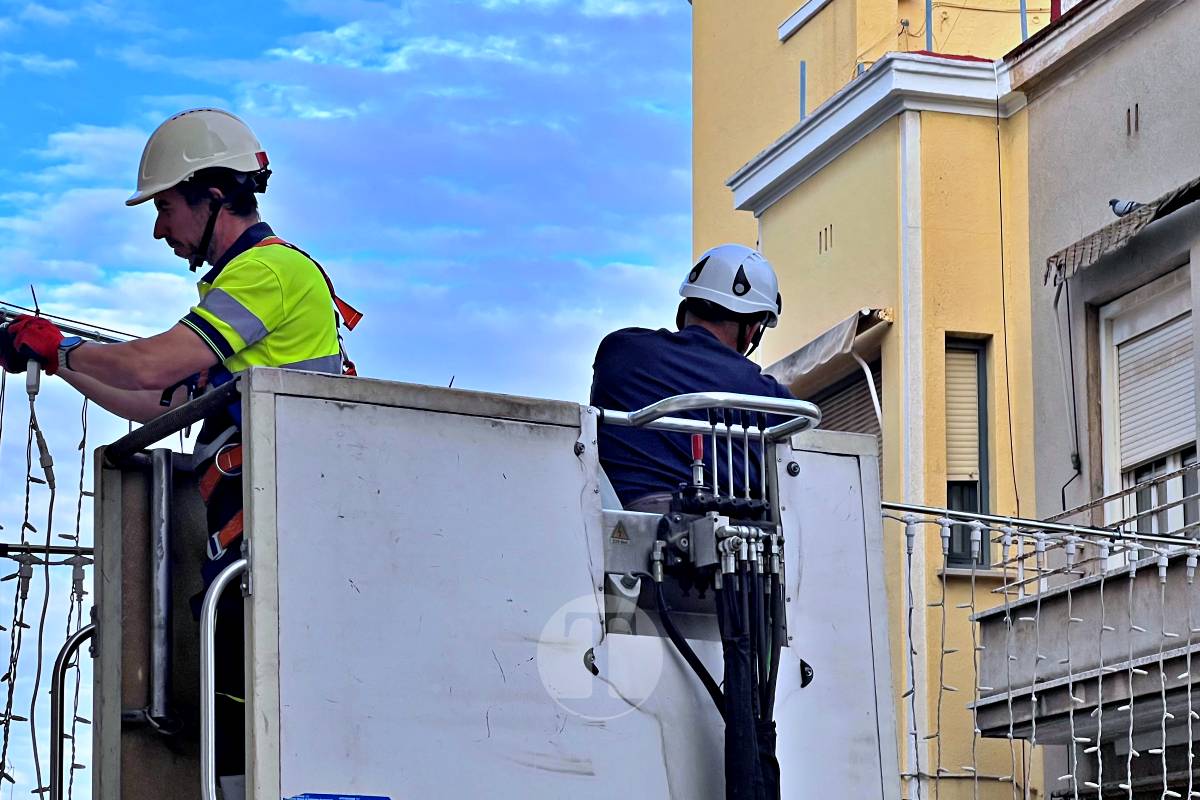 La Navidad ya se asoma a Tomelloso: comienzan a instalarse las primeras luces en las calles de la ciudad