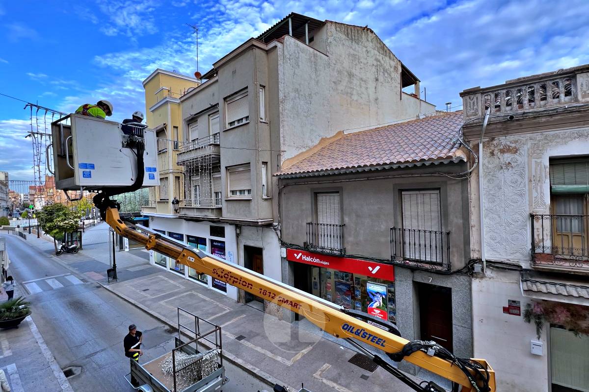 La Navidad ya se asoma a Tomelloso: comienzan a instalarse las primeras luces en las calles de la ciudad