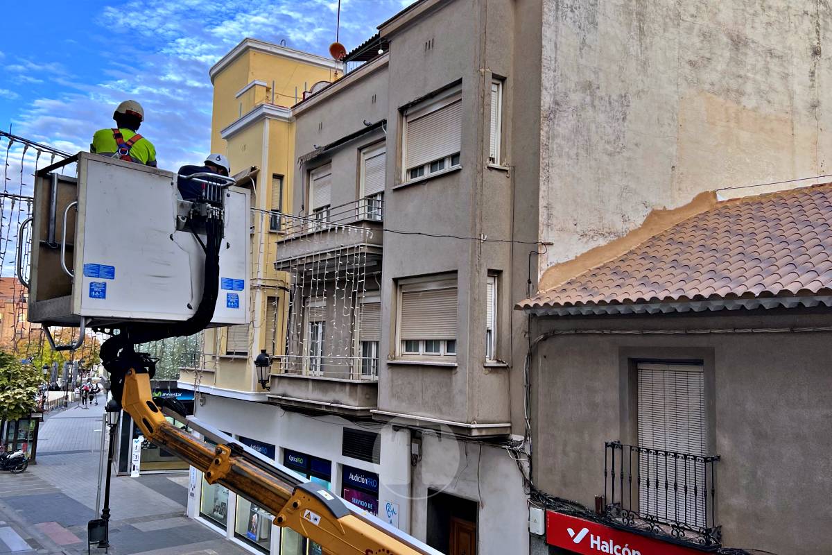 La Navidad ya se asoma a Tomelloso: comienzan a instalarse las primeras luces en las calles de la ciudad