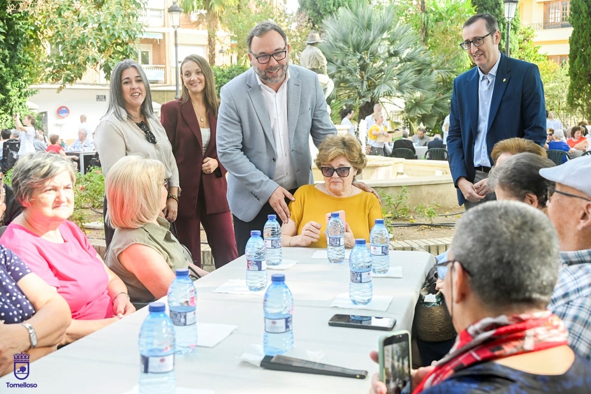 Tomelloso celebra a sus mayores con una jornada de convivencia en la glorieta María Cristina