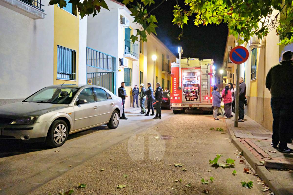 Un incendio en las cocheras de un edificio de Tomelloso afecta a un vehículo y moviliza a bomberos y Policía Local