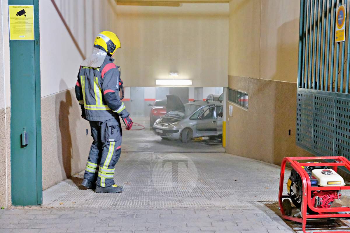 Un incendio en las cocheras de un edificio de Tomelloso afecta a un vehículo y moviliza a bomberos y Policía Local